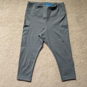 NWT Brooks Running Grey Crop Leggings Medium (Pockets!